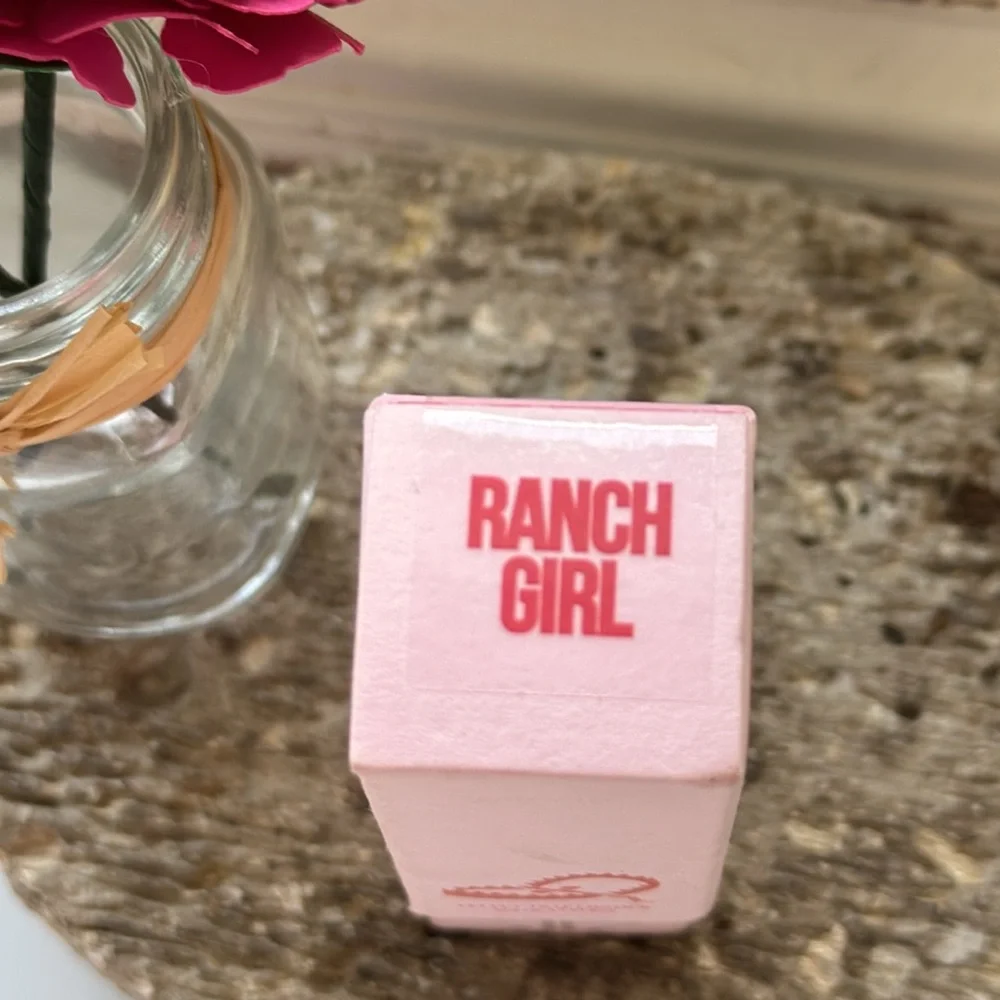 Jeffree Star Velvet Trap Lipstick in Ranch Girl‎